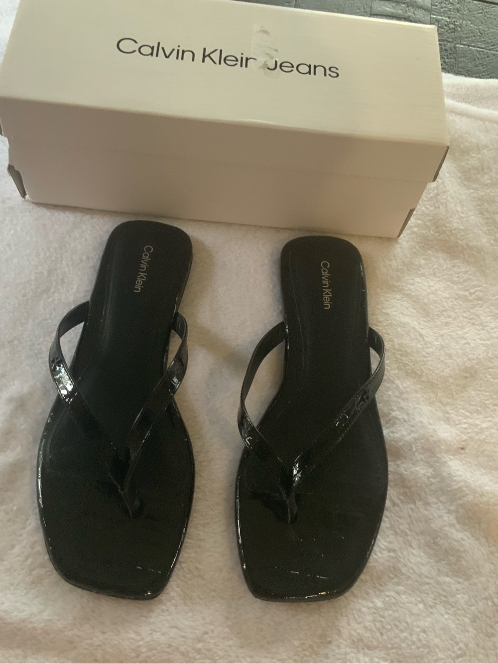 Calvin Klein Womens Black Patent Thong Sandals new in box 9.5 retail $55 sku3239